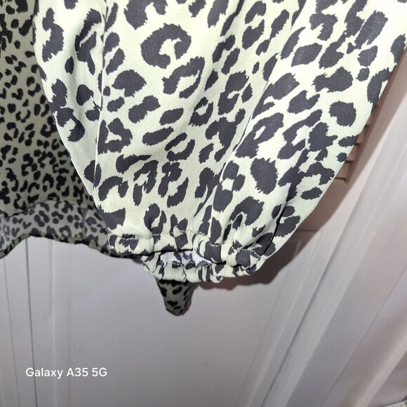Leopard Print Womens 2X  Blouse With Smocked Shoulders & Elastic Cuffs Lightweig - Picture 4 of 7